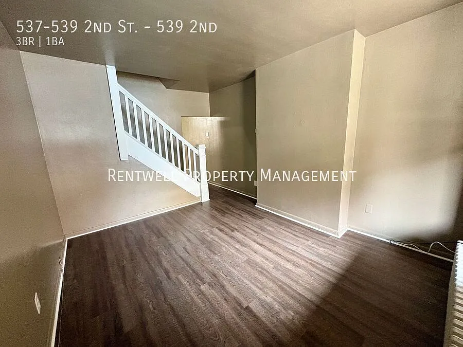 Charming 3-Bedroom Duplex with Front Porch — Photo 3