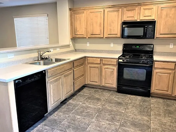 4 bed, 2.5 bath, 1957 sqft, $2,320 — Photo 3
