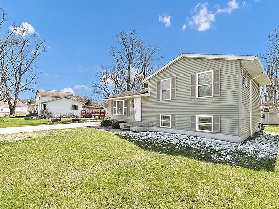 3rd image of 14 Circle Crest Dr