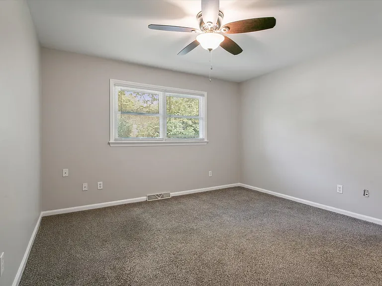 112 Leslie Dr — Photo 30