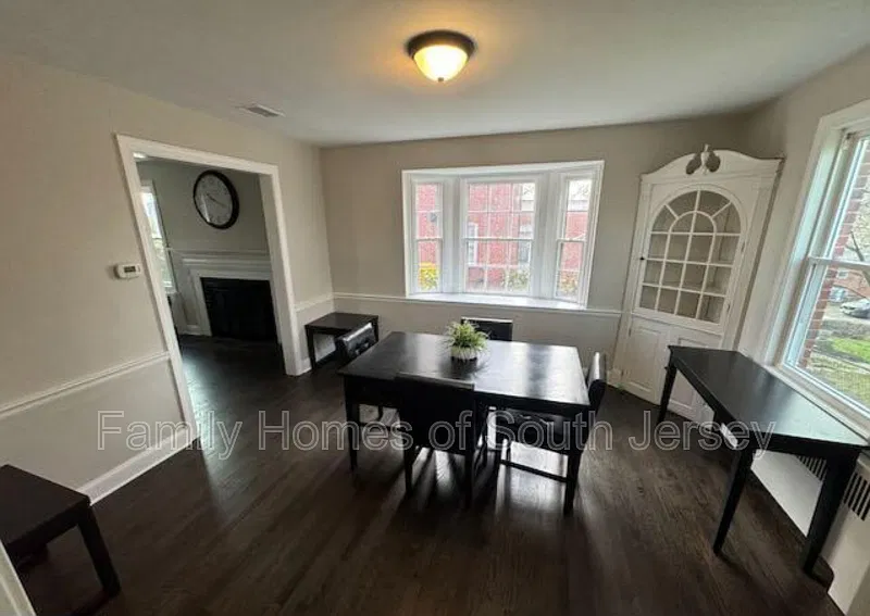 3 bed, 2.0 bath, 1664 sqft, $2,400 — Photo 3