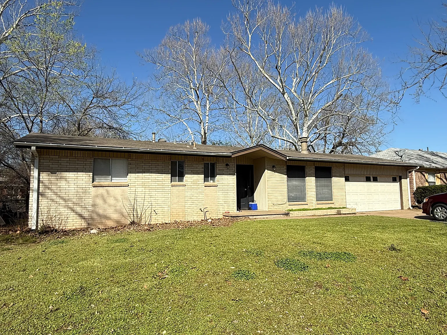 3 bed, 1.5 bath, 1350 sqft, $1,600 — Photo 2