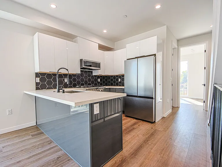 10717 Addison St — Photo 22