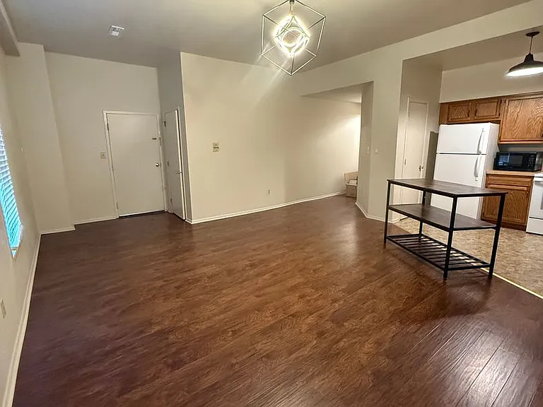 313 N Market St — Photo 4