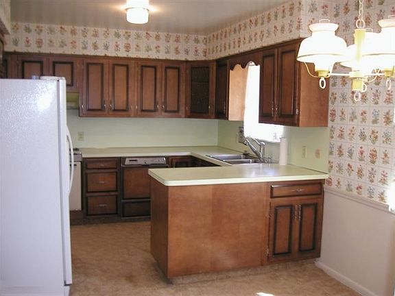 3rd image of 1901 Houseman Ave SE