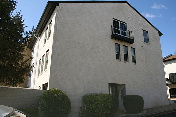 2nd image of 2060 N Abingdon St