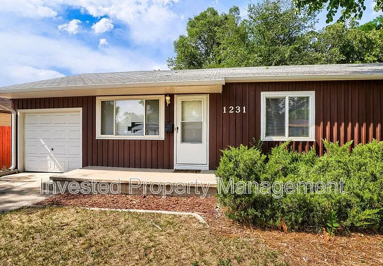 1231 E Bates Pkwy — Photo 2