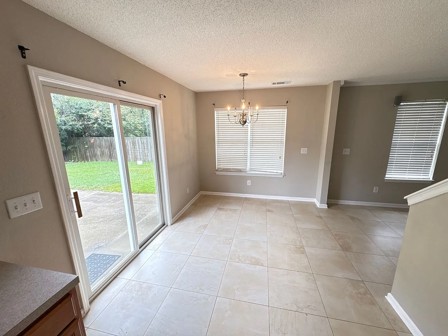 3 bedroom with fenced backyard — Photo 4