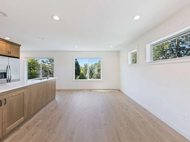 210 NE Ford St — Photo 15
