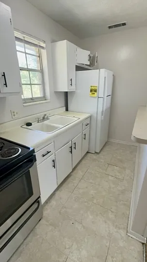 5984-5985 Windsor Forest Drive - Windsor Arms Apartments - 5985 - 14 — Photo 2