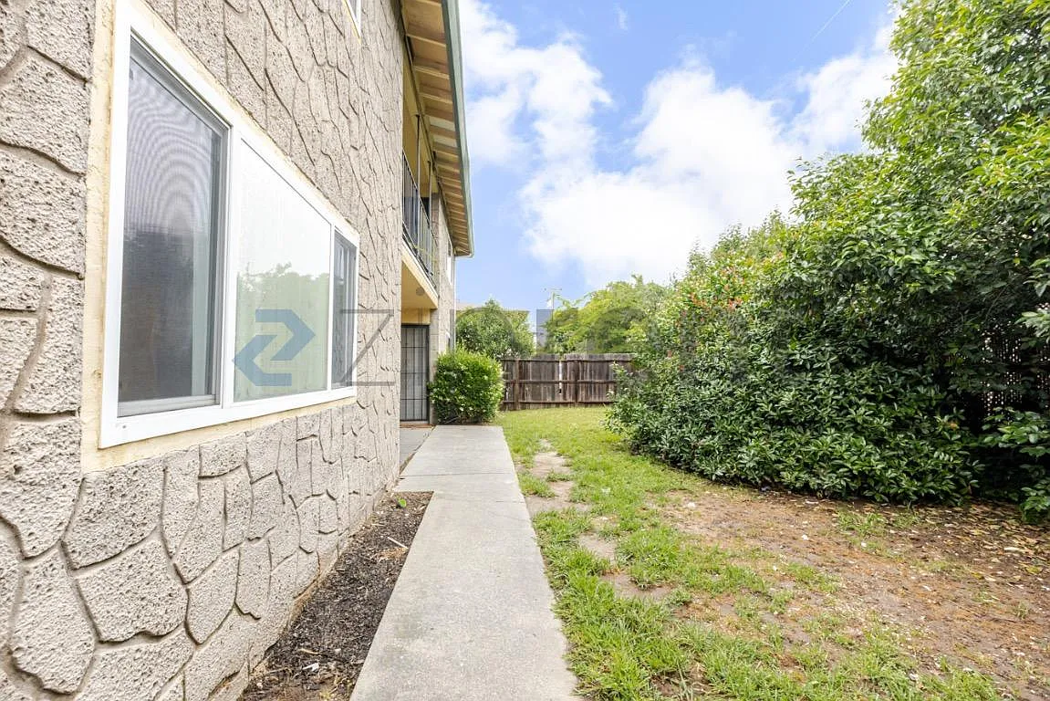 Building Photo - 4561 Ashcroft Ave #49