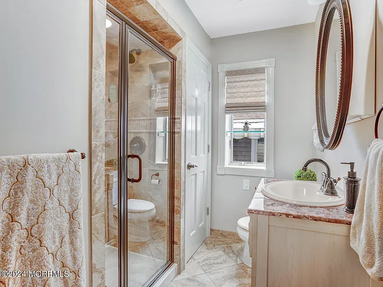 200 S Bayview Ave — Photo 18