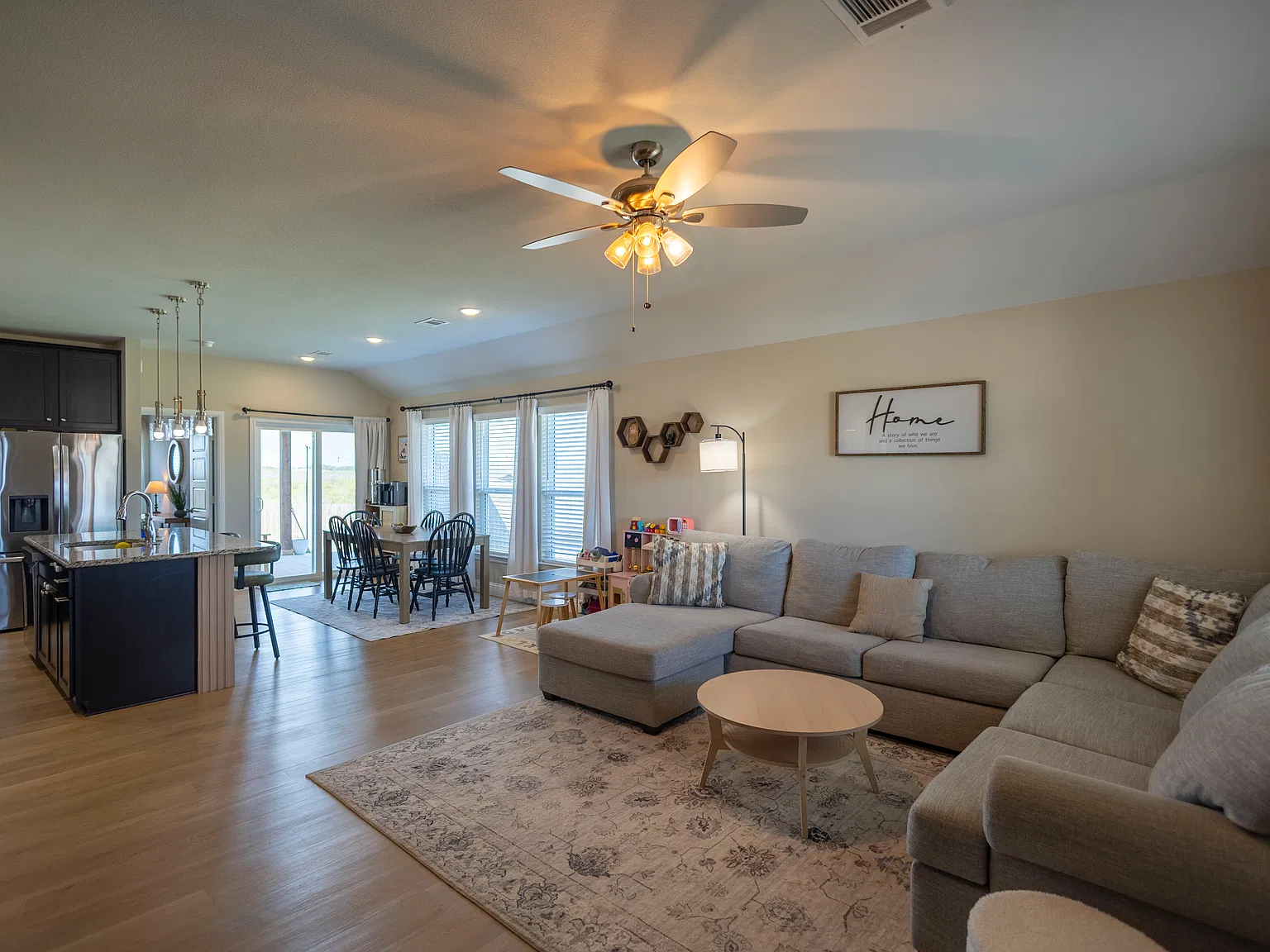 3 bed, 1365 sqft, $2,300 — Photo 4