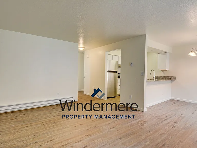 141 SW 6th Ave — Photo 5