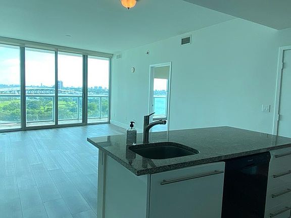 3rd image of 888 Biscayne Blvd APT 911