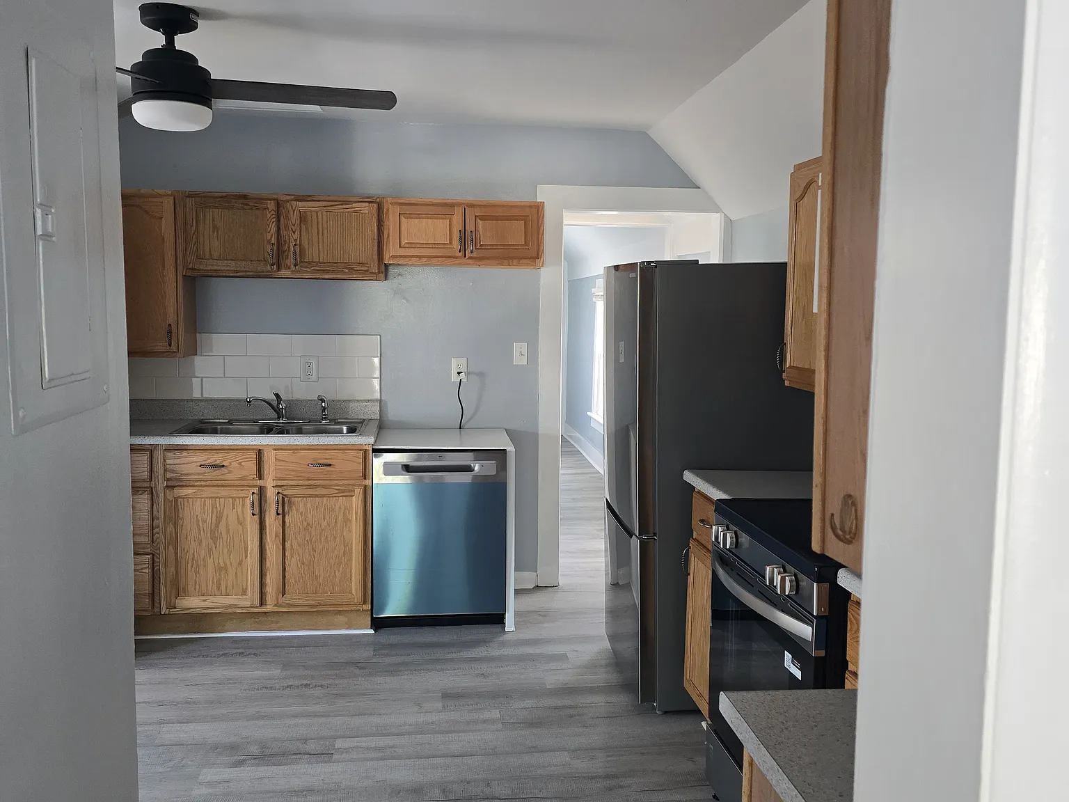 Beautifully Renovated 2 Bedrooms With Balcony — Photo 4