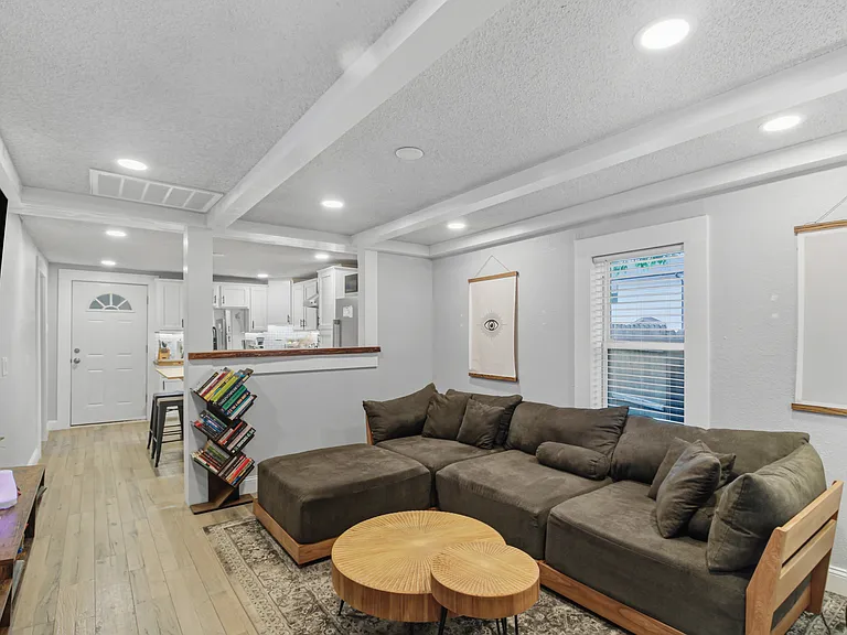 412 Charles Ave — Photo 1
