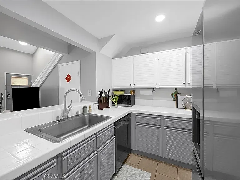 2 bed, 910 sqft, $2,450 — Photo 3