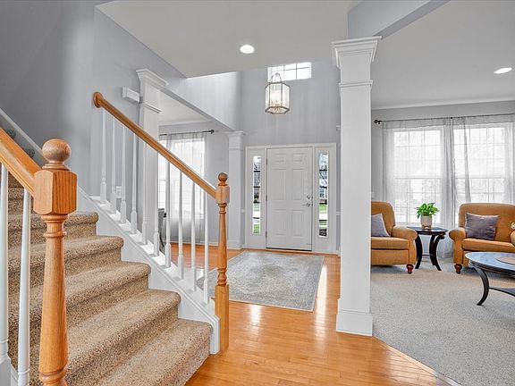4th image of 1136 Goldfinch Ln