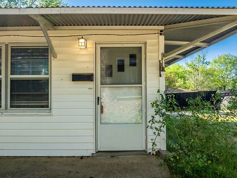 715 Oakwood Dr — Photo 4