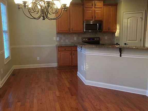 2nd image of 302 Lexington Vlg