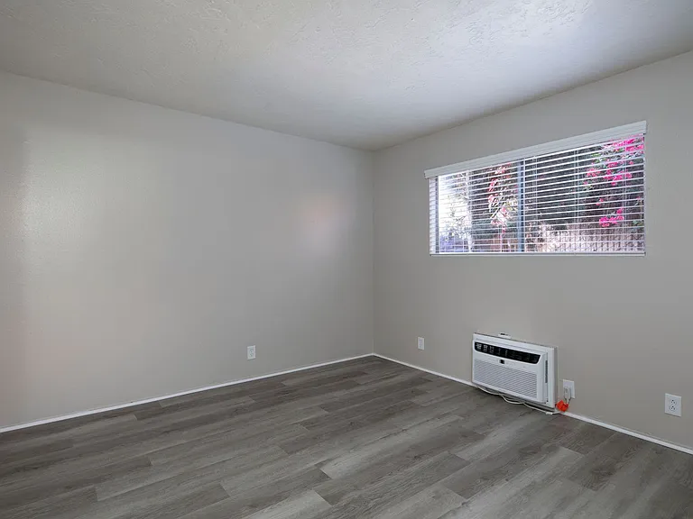 Lakeshore Villa Apartments — Photo 29