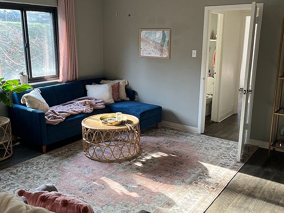 3rd image of 420 Walnut Ave #1D