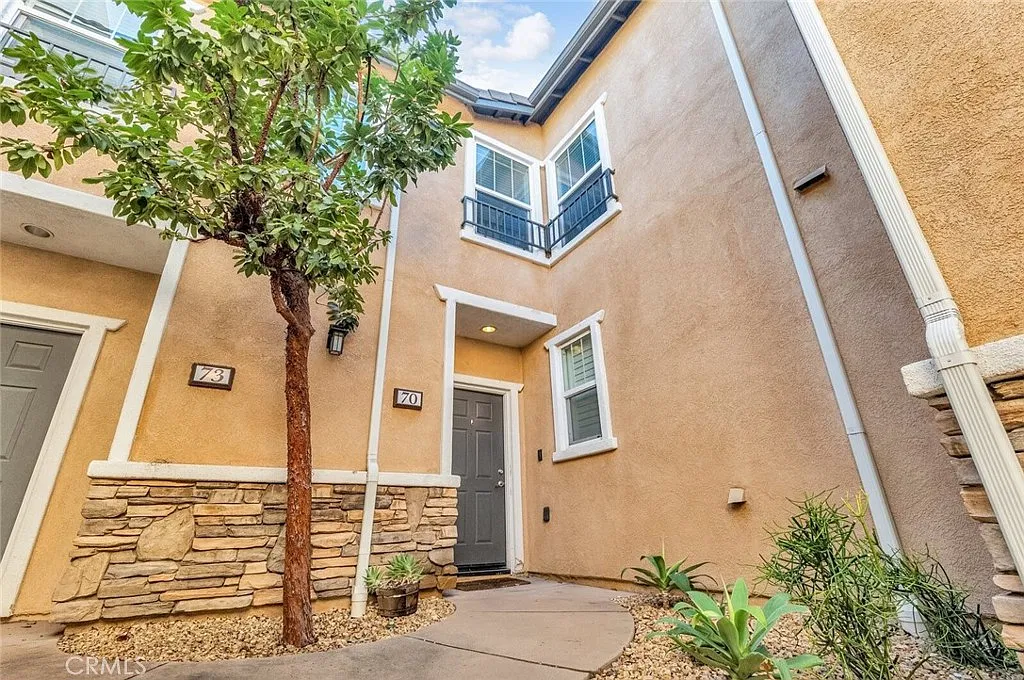3 bed, 2.5 bath, 1520 sqft, $3,795 — Photo 3