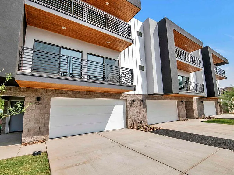 524 W Brown St — Photo 3