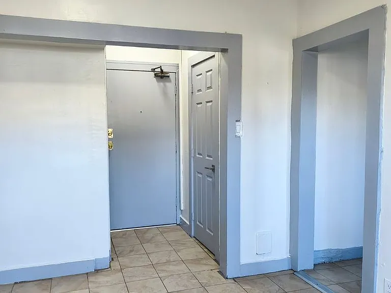 823 UNION APTS — Photo 3