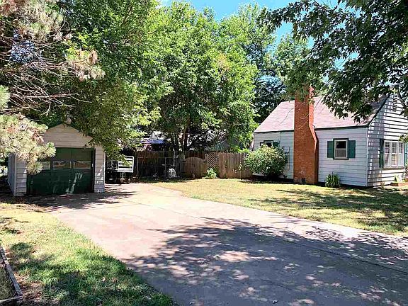 4th image of 919 E Hazel Ave