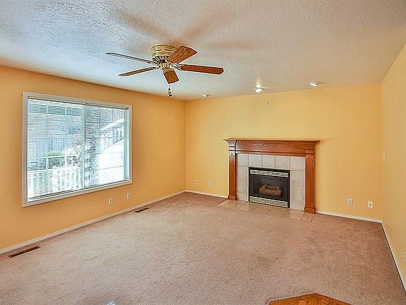 4th image of 2366 Hillcrest Dr