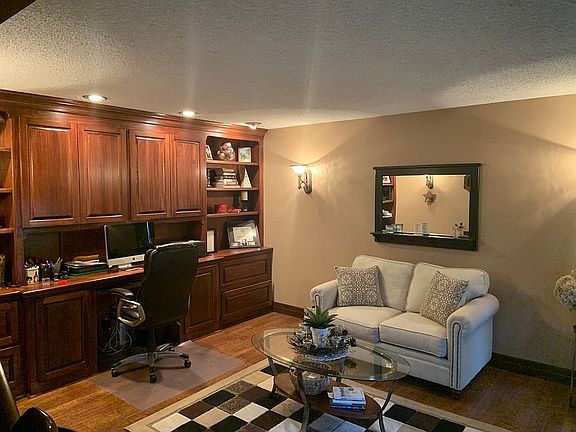 2nd image of 9 Hummingbird Ct