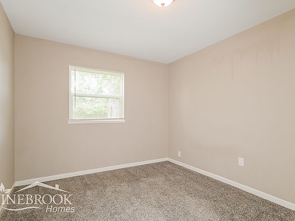 5th image of 10407 Lilac Ave