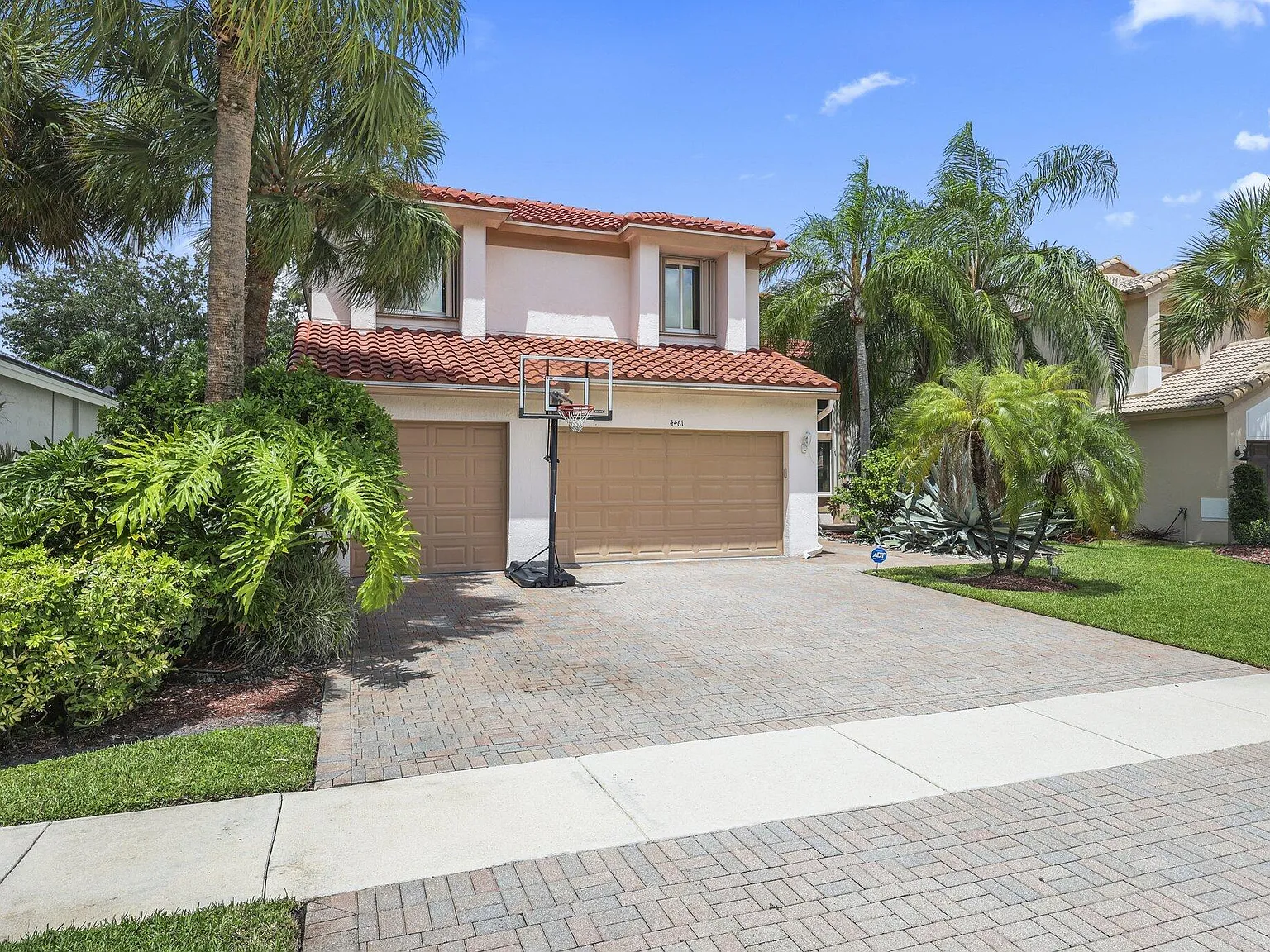 5 bed, 3.0 bath, 3388 sqft, $13,000 — Photo 3