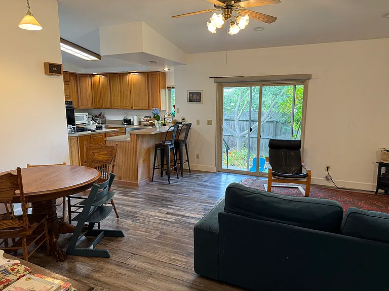 429 Maple Ave — Photo 6