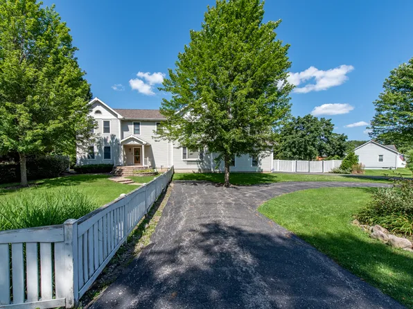 4308 Birch Dr, Gurnee, IL 60031