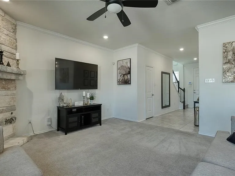 521 Bradford Ln — Photo 5