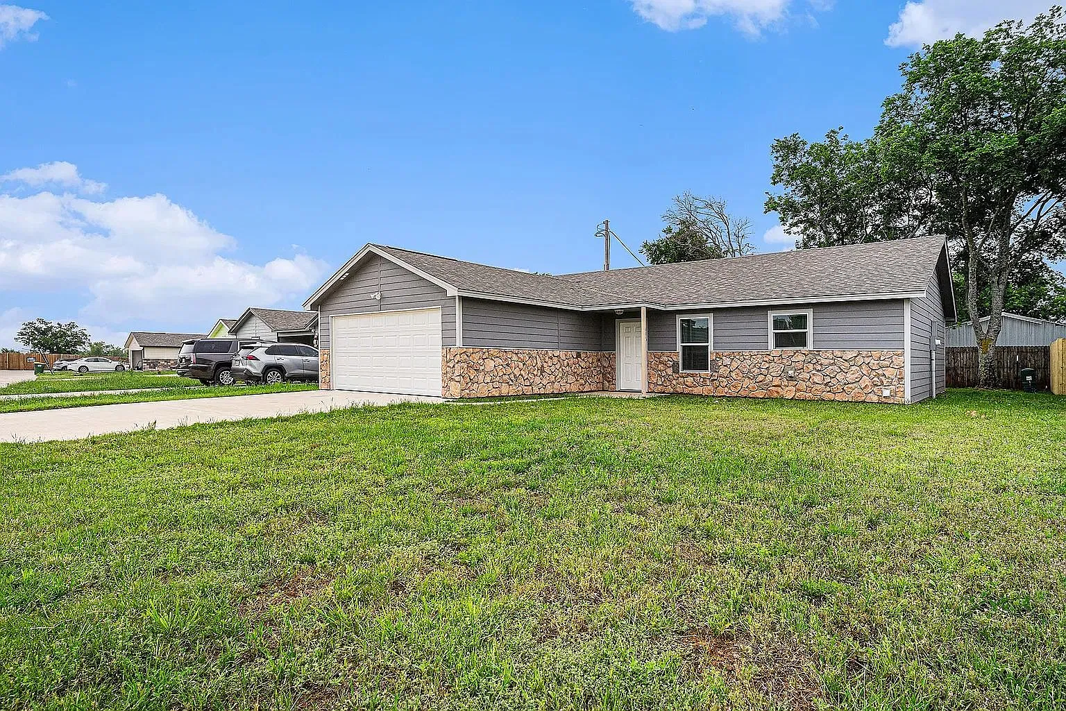 3 bed, 2.0 bath, 1400 sqft, $1,800 — Photo 2