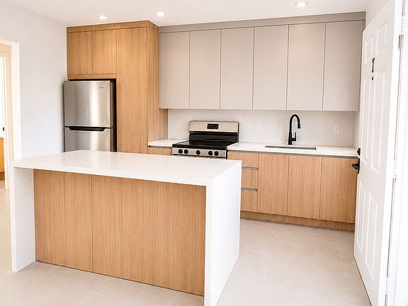 4th image of 550 SW 10th St APT 7