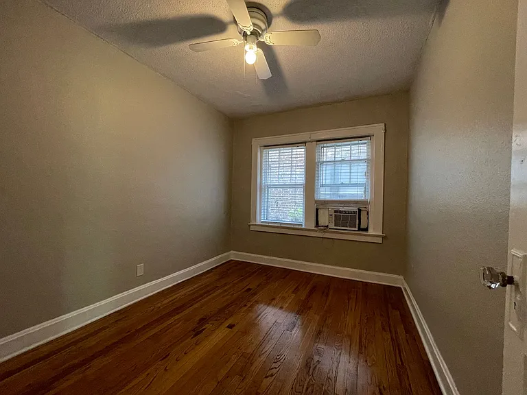 Valentine Place Apartments — Photo 12
