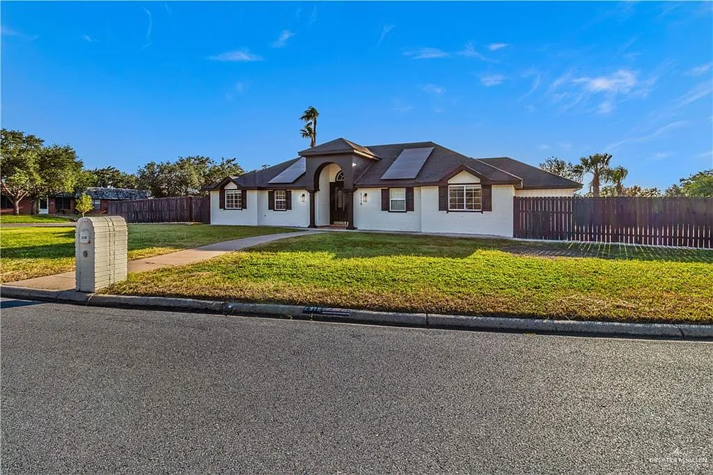 4 bed, 2.5 bath, 2244 sqft, $2,600 — Photo 3