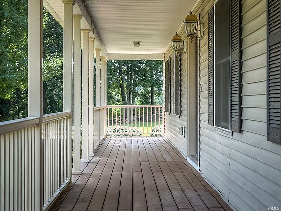 4th image of 32 Crosby Ct