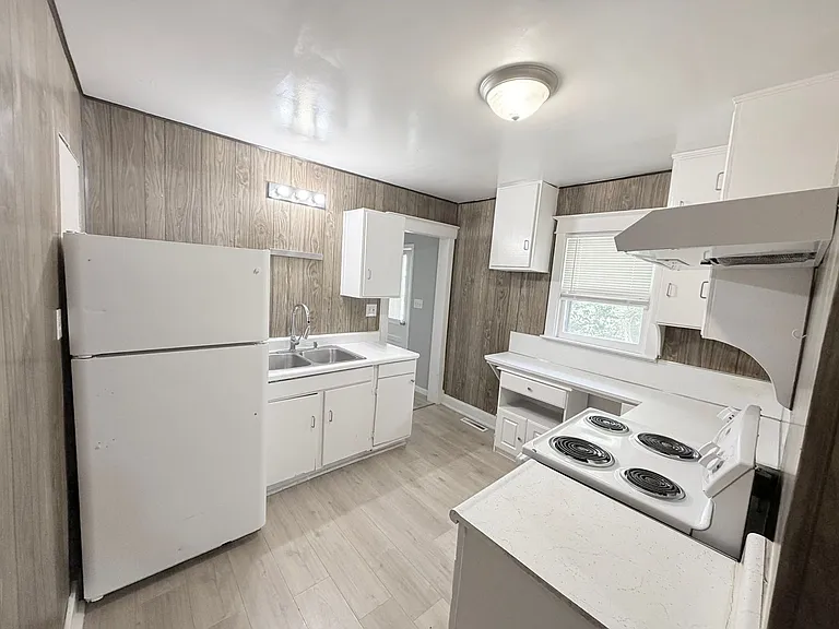1317 N Spring St — Photo 2
