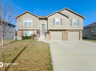 307 Golfview Dr, Pleasant Hill, MO 64080