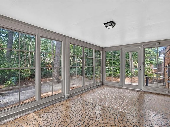 4th image of 3208 Pineridge Dr