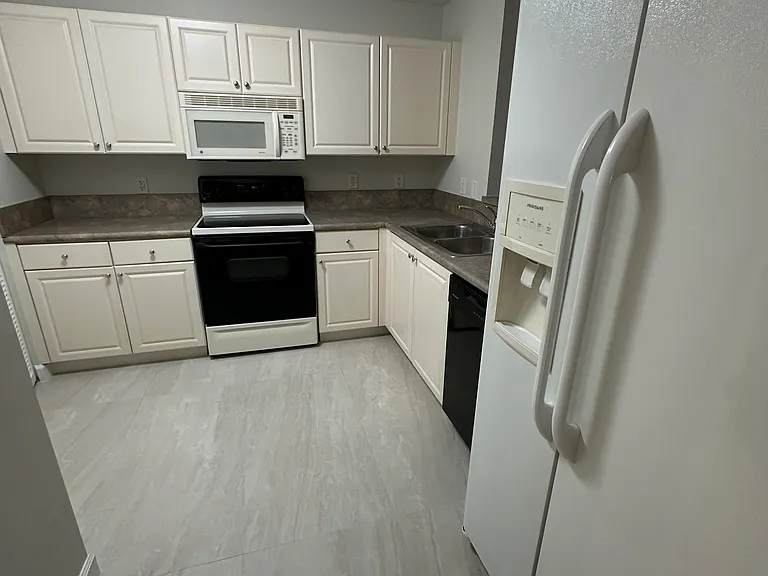 619 E Sheridan St #106 — Photo 4