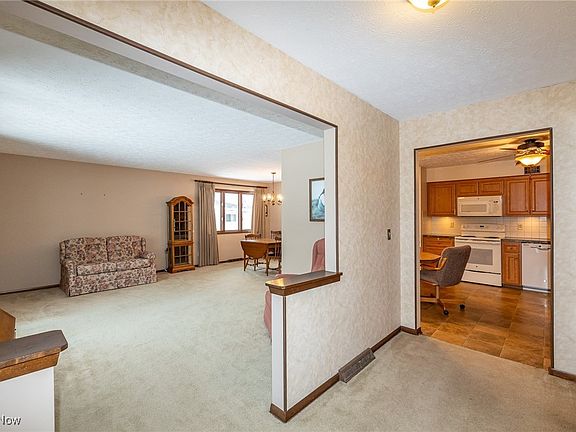 4th image of 7195 Lakeview Dr