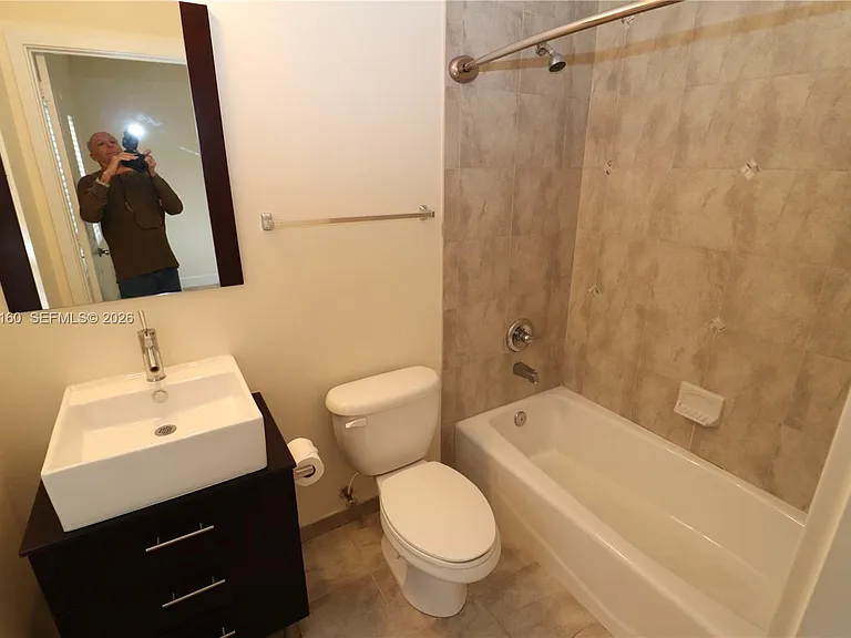 609 NE 28th St #1 — Photo 8