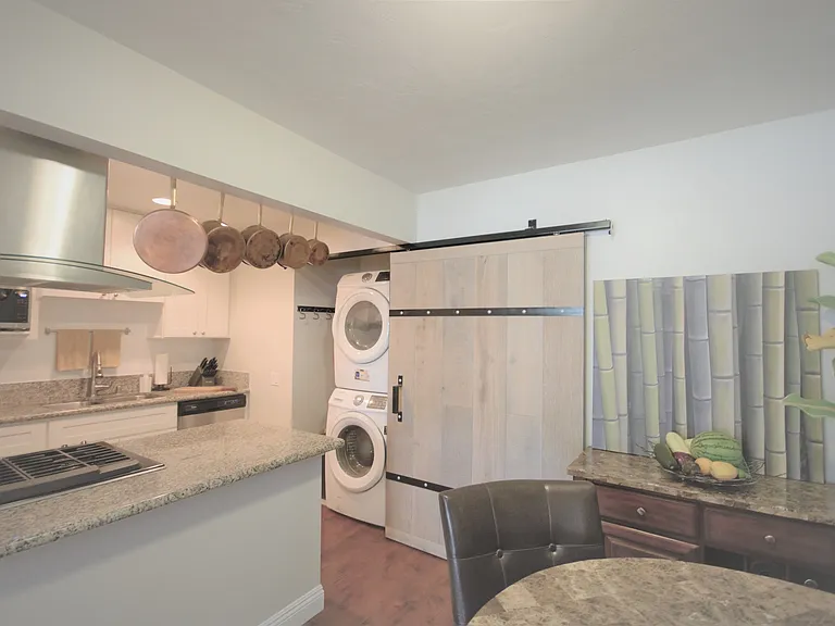 698 Patricia Ln — Photo 7